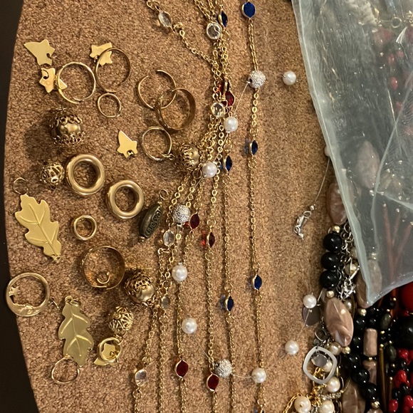 Big 61 piece lot of ladies/girls assorted estate sale jewelry, necklaces, watch+ - Picture 2 of 16